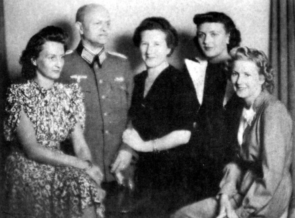 Иллюстрация к книге — Загубленная жизнь Евы Браун [i_052.jpg]