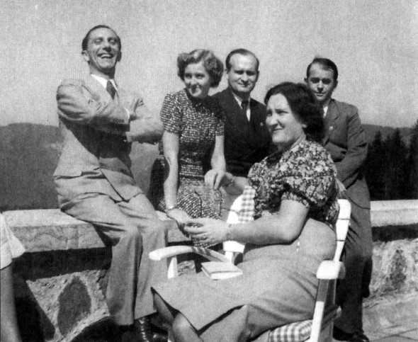 Иллюстрация к книге — Загубленная жизнь Евы Браун [i_053.jpg]