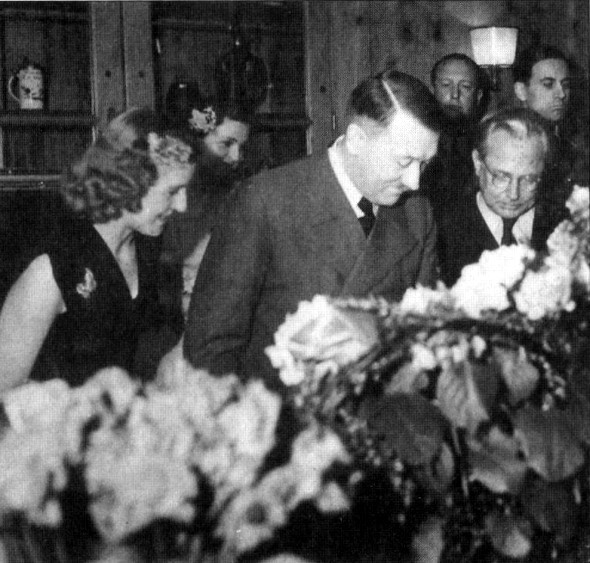 Иллюстрация к книге — Загубленная жизнь Евы Браун [i_058.jpg]