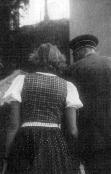 Иллюстрация к книге — Загубленная жизнь Евы Браун [i_073.jpg]