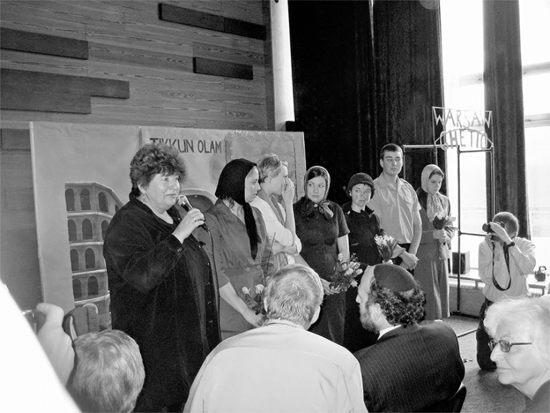 Иллюстрация к книге — Храброе сердце Ирены Сендлер [i_041.jpg]