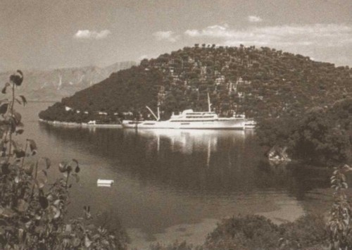 Иллюстрация к книге — Онассис. Проклятие богини [i_014.jpg]