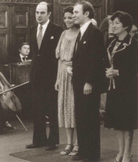 Иллюстрация к книге — Онассис. Проклятие богини [i_025.jpg]