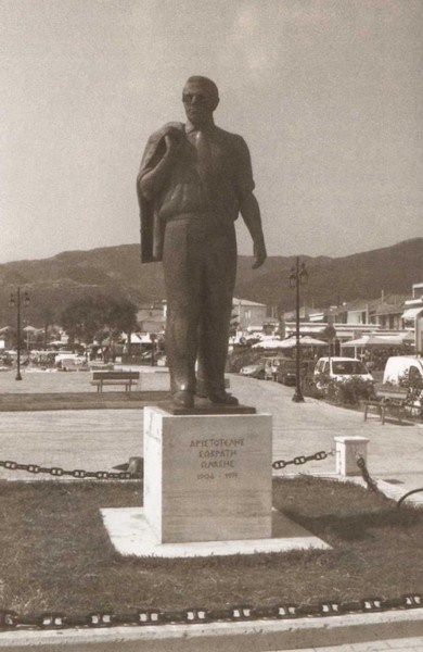 Иллюстрация к книге — Онассис. Проклятие богини [i_028.jpg]