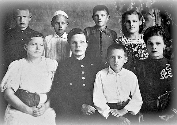 Иллюстрация к книге — Дневник детской памяти. Это и моя война [i_034.jpg]