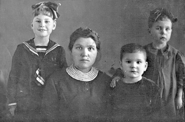 Иллюстрация к книге — Дневник детской памяти. Это и моя война [i_045.jpg]