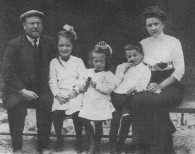 Иллюстрация к книге — Шостакович [i_004.jpg]