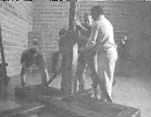 Иллюстрация к книге — Речи палача. Сенсационные откровения французского экзекутора [i_012.jpg]