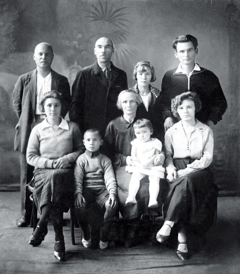 Иллюстрация к книге — Жизнь. Кино [i_003.jpg]