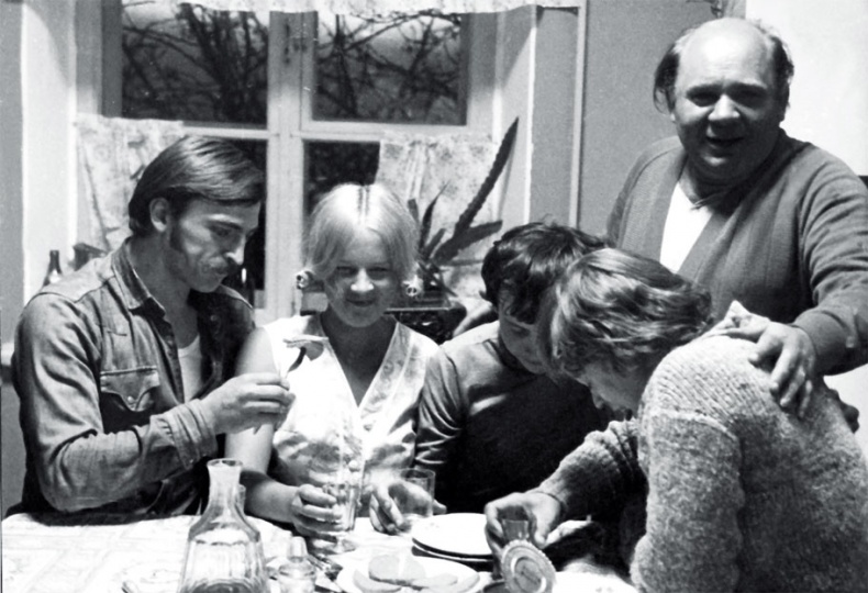 Иллюстрация к книге — Жизнь. Кино [i_028.jpg]