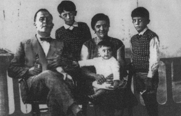 Иллюстрация к книге — Феллини [i_003.jpg]