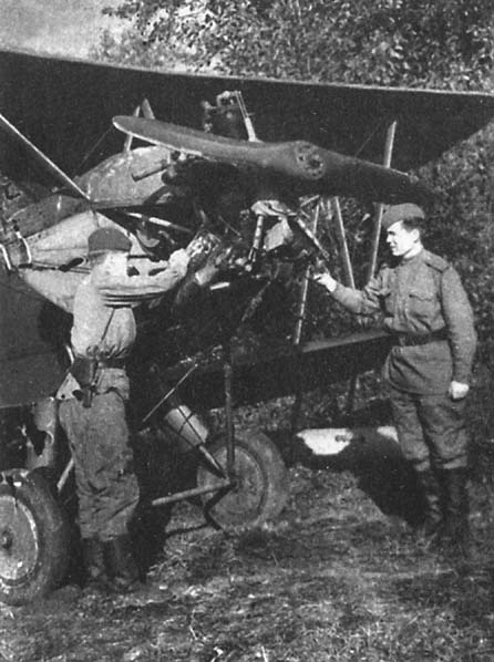 Иллюстрация к книге — 1000 ночных вылетов [i_009.jpg]