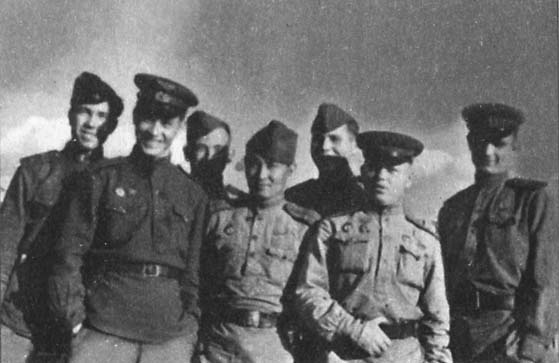 Иллюстрация к книге — 1000 ночных вылетов [i_014.jpg]