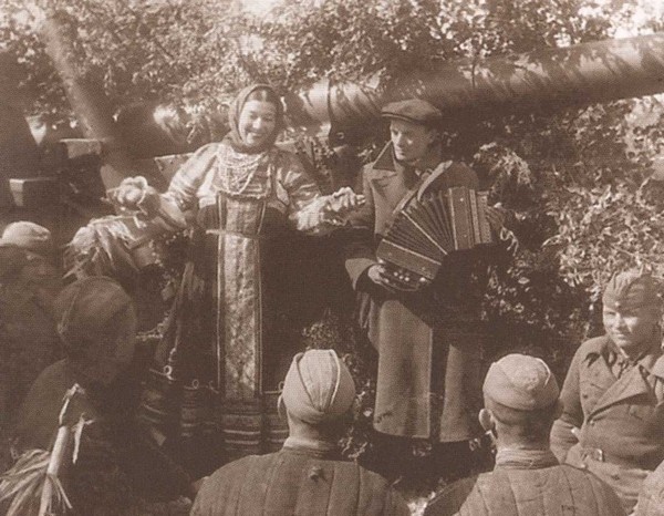 Иллюстрация к книге — Лидия Русланова. Душа-певица [i_037.jpg]