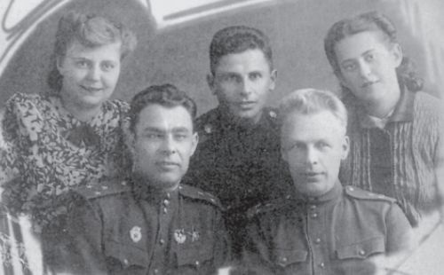 Иллюстрация к книге — Брежнев [i_014.jpg]