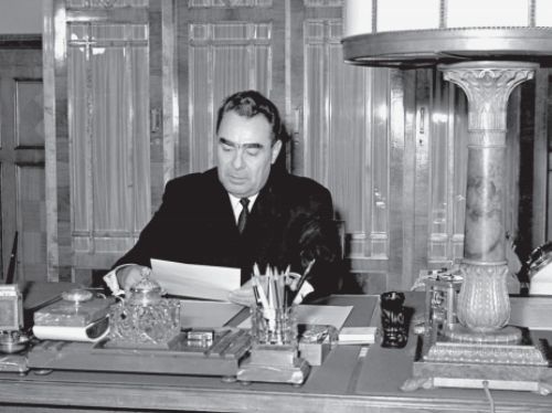 Иллюстрация к книге — Брежнев [i_021.jpg]