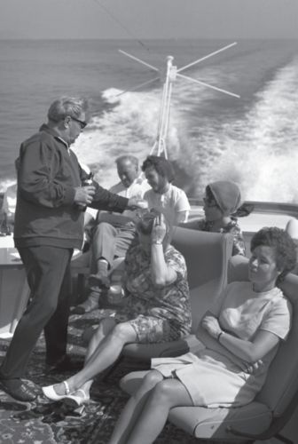 Иллюстрация к книге — Брежнев [i_027.jpg]