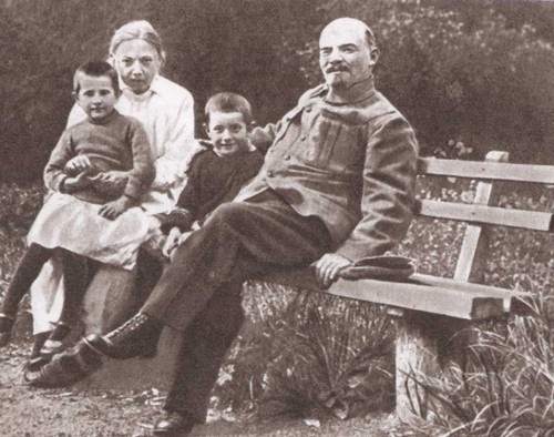 Иллюстрация к книге — Крупская [i_027.jpg]