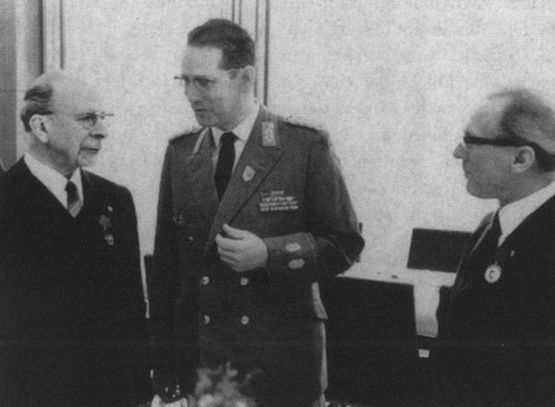 Иллюстрация к книге — Маркус Вольф [i_021.jpg]