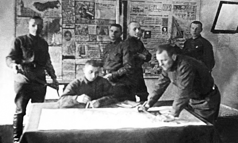 Иллюстрация к книге — Эпоха победителей. Воспоминания пламенных лет! [i_012.jpg]