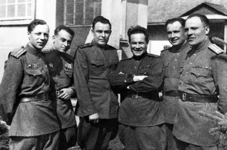 Иллюстрация к книге — Эпоха победителей. Воспоминания пламенных лет! [i_024.jpg]