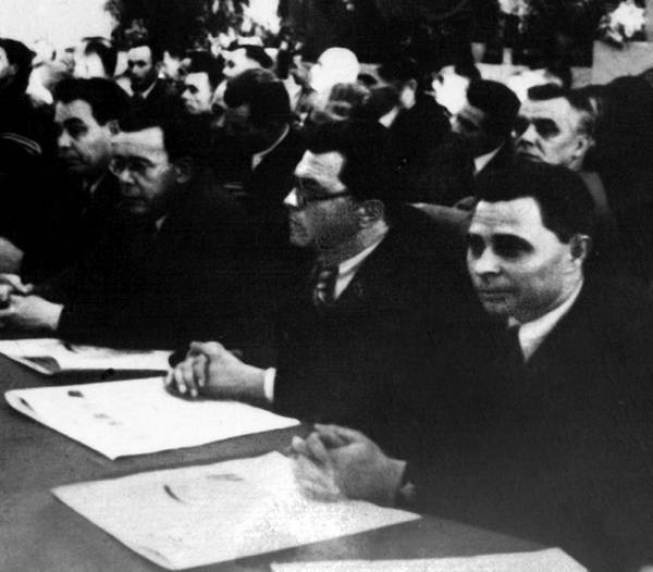 Иллюстрация к книге — Эпоха победителей. Воспоминания пламенных лет! [i_034.jpg]