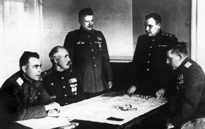 Иллюстрация к книге — Эпоха победителей. Воспоминания пламенных лет! [i_043.jpg]