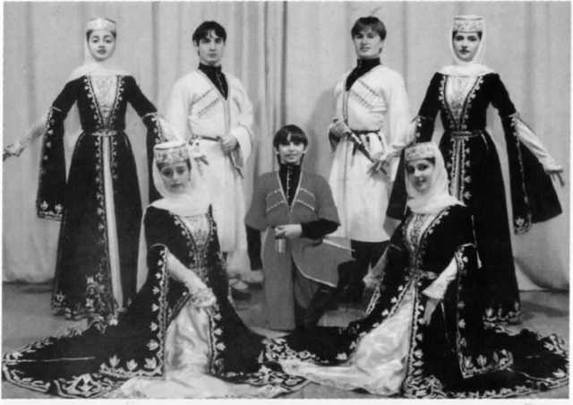 Иллюстрация к книге — Шейх Мансур [i_010.jpg]