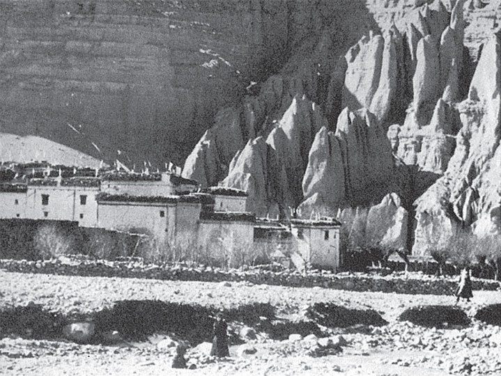 Иллюстрация к книге — Семь лет в Тибете. Моя жизнь при дворе Далай-ламы [_4.jpg]