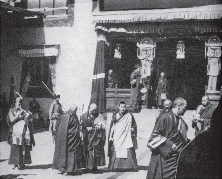 Иллюстрация к книге — Семь лет в Тибете. Моя жизнь при дворе Далай-ламы [_42.jpg]