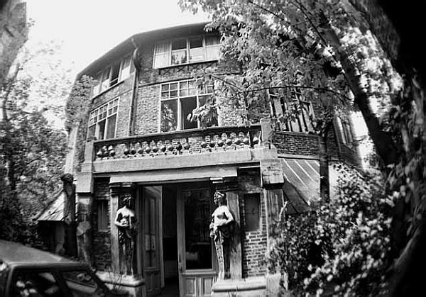 Иллюстрация к книге — Здесь шумят чужие города, или Великий эксперимент негативной селекции [i_002.jpg]