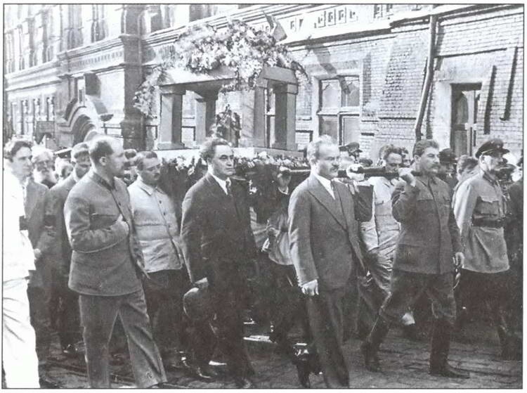 Иллюстрация к книге — Загадки советской литературы. От Сталина до Брежнева [i_014.jpg]