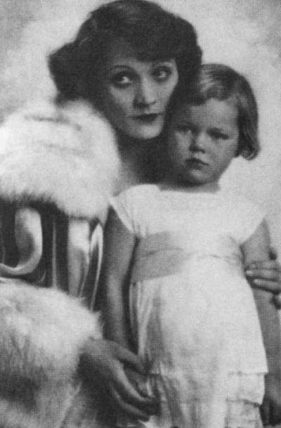 Иллюстрация к книге — Марлен Дитрих [i_007.jpg]