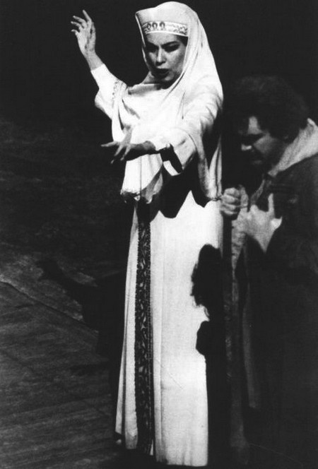 Иллюстрация к книге — Елена Образцова. Голос и судьба [i_080.jpg]