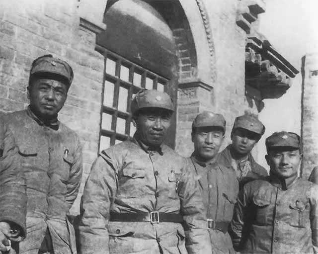 Иллюстрация к книге — Дэн Сяопин [i_019.jpg]