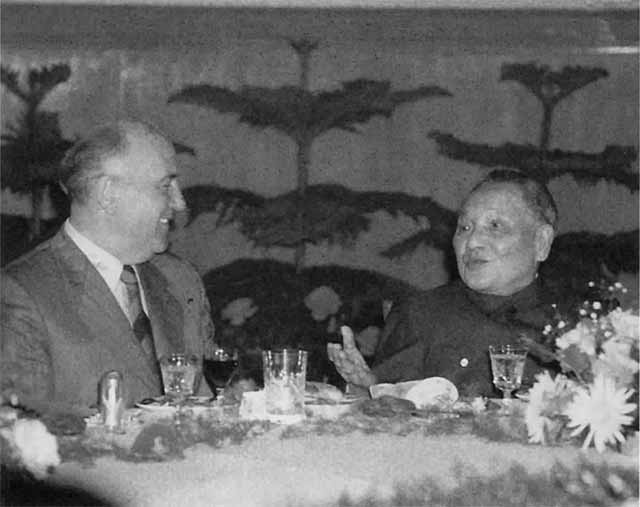 Иллюстрация к книге — Дэн Сяопин [i_054.jpg]