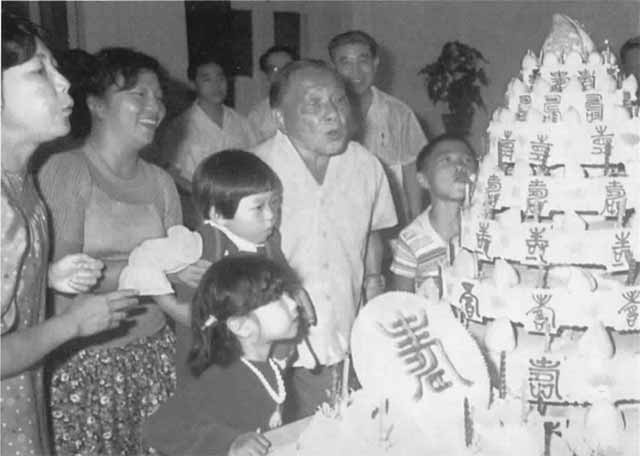 Иллюстрация к книге — Дэн Сяопин [i_059.jpg]