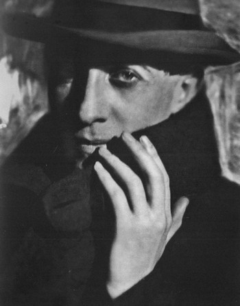 Иллюстрация к книге — Непохожие поэты. Трагедия и судьбы большевистской эпохи. Анатолий Мариенгоф, Борис Корнилов, Владимир Луговской [i_001.jpg]