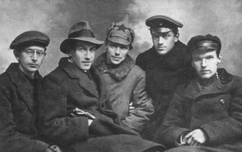 Иллюстрация к книге — Непохожие поэты. Трагедия и судьбы большевистской эпохи. Анатолий Мариенгоф, Борис Корнилов, Владимир Луговской [i_007.jpg]