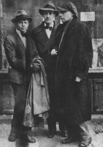 Иллюстрация к книге — Непохожие поэты. Трагедия и судьбы большевистской эпохи. Анатолий Мариенгоф, Борис Корнилов, Владимир Луговской [i_012.jpg]