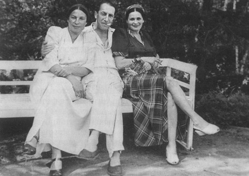 Иллюстрация к книге — Непохожие поэты. Трагедия и судьбы большевистской эпохи. Анатолий Мариенгоф, Борис Корнилов, Владимир Луговской [i_015.jpg]