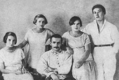 Иллюстрация к книге — Непохожие поэты. Трагедия и судьбы большевистской эпохи. Анатолий Мариенгоф, Борис Корнилов, Владимир Луговской [i_019.jpg]