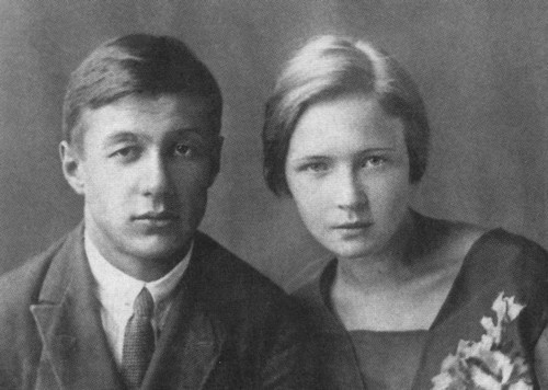 Иллюстрация к книге — Непохожие поэты. Трагедия и судьбы большевистской эпохи. Анатолий Мариенгоф, Борис Корнилов, Владимир Луговской [i_027.jpg]