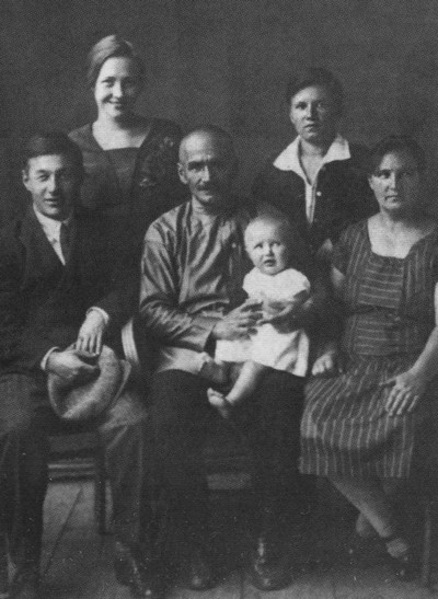 Иллюстрация к книге — Непохожие поэты. Трагедия и судьбы большевистской эпохи. Анатолий Мариенгоф, Борис Корнилов, Владимир Луговской [i_028.jpg]