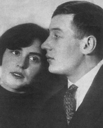 Иллюстрация к книге — Непохожие поэты. Трагедия и судьбы большевистской эпохи. Анатолий Мариенгоф, Борис Корнилов, Владимир Луговской [i_033.jpg]