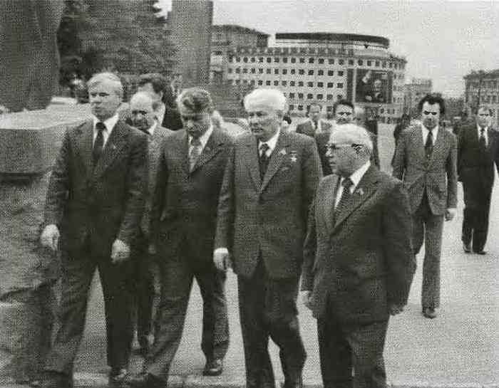 Иллюстрация к книге — Черненко [i_028.jpg]