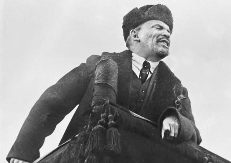 Иллюстрация к книге — Берегитесь, Боги жаждут! [i_242.jpg]