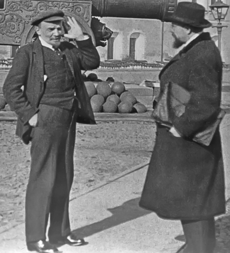 Иллюстрация к книге — Берегитесь, Боги жаждут! [i_255.jpg]