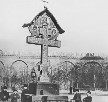 Иллюстрация к книге — Берегитесь, Боги жаждут! [i_258.jpg]