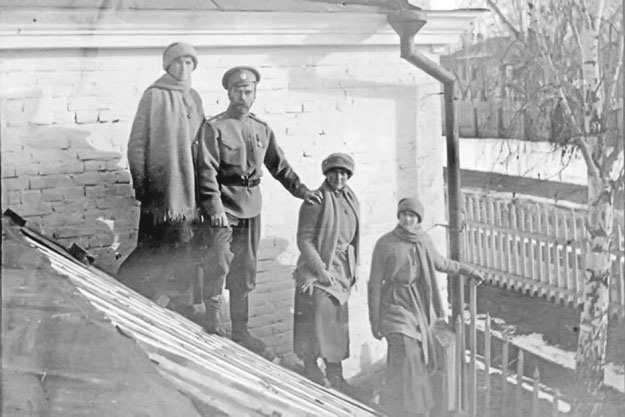 Иллюстрация к книге — Берегитесь, Боги жаждут! [i_262.jpg]